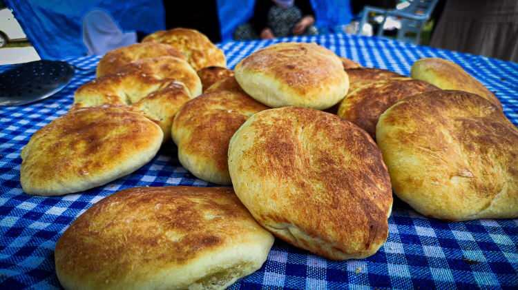 <p>Festivalde vatandaşlara, etkinliğe adını da veren, kaymaklı ekmek olan "gevrek" ikram edildi.</p>