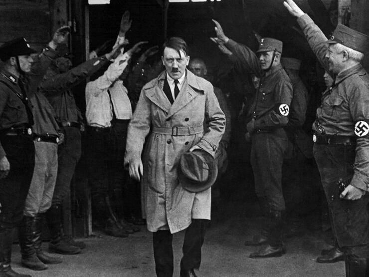 <p><strong>İnsanlar Adolf Hitler figürüyle de konuşmaya çalıştı</strong></p>

<p> </p>

<p>Bir başka uygulama olan Historical Figures, kullanıcıların Hz. İsa ile konuşmasına olanak sağlamak için GPT-3'ü kullandı. Ancak insanlar yapay zeka Adolf Hitler ile konuşmaya çalışınca uygulama tartışma oluşturdu.</p>
