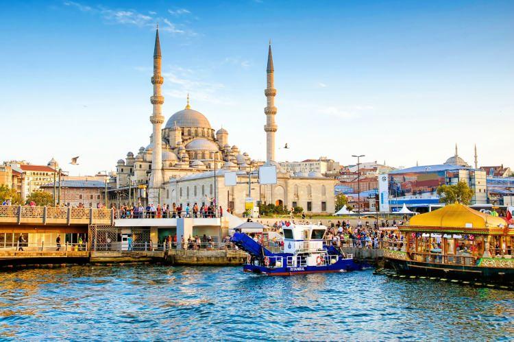 <p><span style="color:#800000"><strong>Avrupa’nın en az yaşanılır kenti Kiev olurken Türkiye'nin başkenti </strong></span><span style="color:#0000CD"><strong>İstanbul </strong></span><span style="color:#800000"><strong>da Kiev’in yalnızca bir basamak üstünde yer alarak Avrupa’nın en az yaşanabilir ikinci şehri oldu.</strong></span></p>