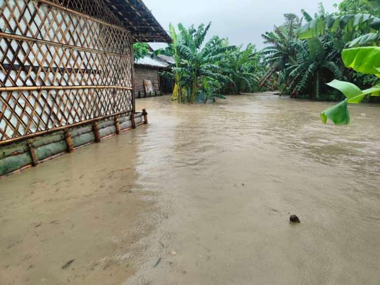 <p>Birleşmiş Milletler Mülteciler Yüksek Komiserliği’nin (UNHCR) Bangladeş Ofisi, dün muson iklimi sebebiyle başlayan sağanak yağışlarla Rohingyalı mültecilerin kaldığı Cox’s Bazaar’da sel meydana geldiğini açıkladı.</p>
