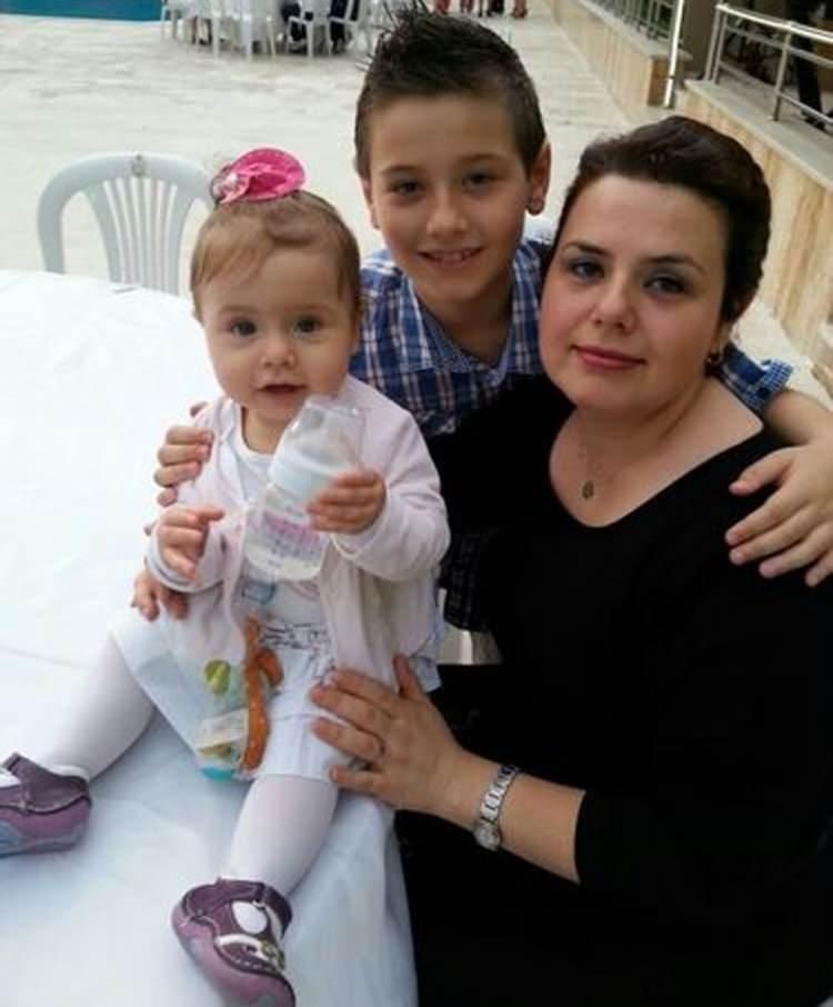 <p>Kimselerin bilmediği Ebru Gündeş’in kız kardeşinin fotoğrafıysa Söylemezsem Olmaz programında ortaya çıktı. </p>

<p> </p>
