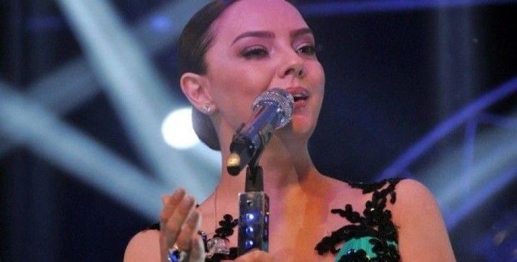 <p>Çorlu'daki bir ilaç firmasında çalışan Aslıhan Gündeş, sosyal medya hesabından ablasına <strong>“Konser süperdi, sen de öyle. Gözgöze geldik beni gördün, hayırlısı böyleymiş. Ben buralardayım. Seni Seviyorum”</strong> yazdı.</p>
<p> </p>