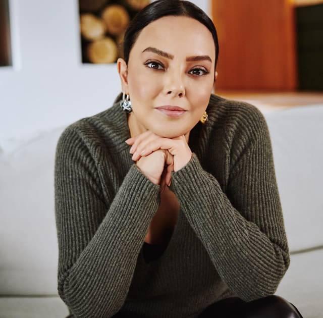<p>Ablasıyla birçok kez iletişim kurmaya çalışan ancak Ebru Gündeş'ten hiç yanıt alamayan Aslıhan Gündeş, kısa süre içerisinde hızla yayılan mesajları üzerine sosyal medyada merak konusu oldu. </p>