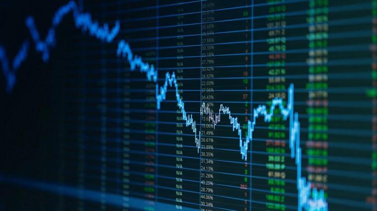 <p>Hisselerin riski teknik olarak beta değeri ile ölçülür. Beta değeri 1’e eşit hisse orta risk gurubunda yer alır ve getirisi de ortalamalarda kalması beklenir. Beta değeri 1’den küçük hissenin getirisi de riski de düşük olması beklenir. Beta değeri 1’den büyük hisselerin hem riski hem de beklenen getirisinin yüksek olması öngörülür.</p>