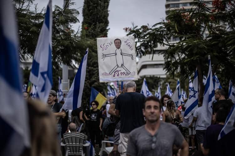 <p>Başta Tel Aviv, Batı Kudüs, Hayfa, Herzliya gibi kentler olmak üzere ülke genelinde onlarca farklı noktadaki gösterilere on binlerce İsrailli katıldı.</p>
