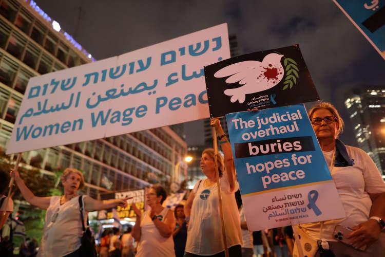 <p>Netanyahu hükümeti karşıtı protesto hareketinin liderleri, burada kurulan sahnede hükümetin yargı düzenlemesini eleştiren konuşmalar yaptı.</p>