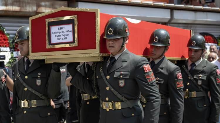 <p>Altınbaş`ın polis memuru olan babasının da 2012 yılında görevi başında kalp krizi geçirerek şehit olduğu öğrenildi.</p>

<p> </p>
