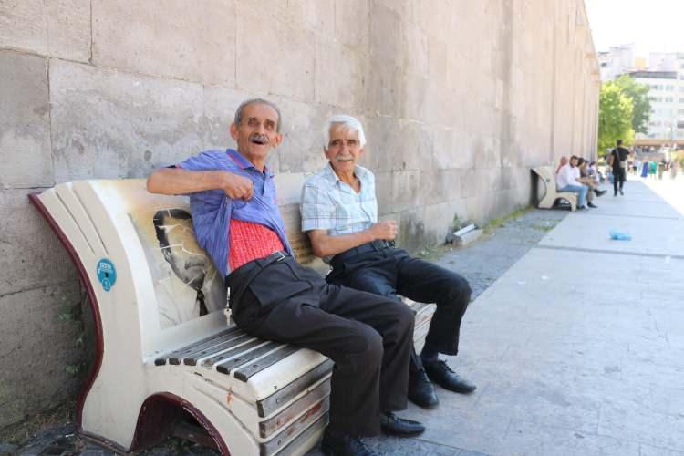 <p>75 yaşındaki Osman Tike isimli vatandaşın ise bunaltıcı sıcağa rağmen Selanik adlı kalın giysiyi girmesi görenleri hayrete düşürdü. “Sıcak bana dokunmuyor, aldırmıyorum” diyen Osman Tike, “Ben bu Selanik elbisemi çıkarırsam suyun içinde kalırım, giyersem terlemem. Bu bende yaz kış çıkmaz. Bu yazın beni terletmez” dedi.</p>
