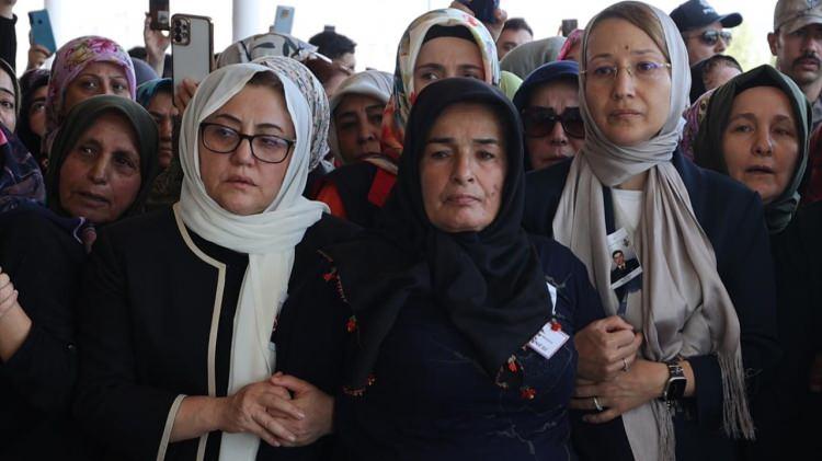 <p>Büyükşehir Belediye Başkanı Fatma Şahin, şehidin annesi Fatma Özdemir’i teselli etti.</p>
<p> </p>