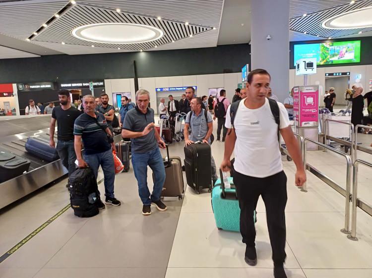 <p>Nijer'de 26 Temmuz'da yaşanan askeri darbenin ardından hava sahasının kapanması nedeniyle ülkede kalan Türk vatandaşları, Türk Hava Yollarının (THY) düzenlediği özel seferle İstanbul'a geldi.</p>
