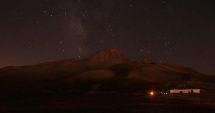 <div>KAYSERİ'DE  2 BİN 650 METRE YÜKSEKLİKTE METEOR YAĞMURU</div>

<div> </div>

<div> </div>

<div>Kayseri Bilim Merkezi ile Erciyes A.Ş. tarafından Erciyes Kayak Merkezi Hacılar Kapıda düzenlenen etkinlikte, gökyüzü tutkunları bir araya geldi.</div>

<div> </div>
