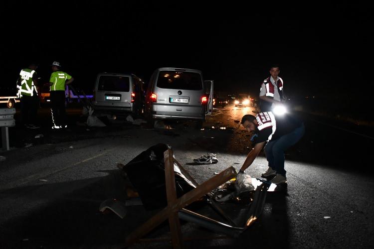 <p>Şanlıurfa’nın Siverek ilçesinde 2 ticari araç kaza yaptı, kaza yaptıkları aracın yolcularının yardımına giden diğer aracın yolcularının arasına karşıdan gelen minibüs daldı. Kazada 3 kişi öldü, 7 kişi yaralandı.</p>
