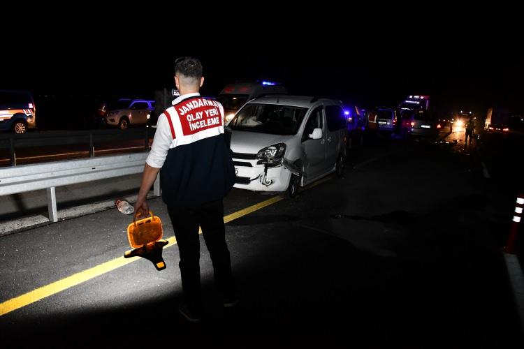<p>Alınan bilgilere göre 2 hafif ticari araç kafa kafaya çarpıştı. Kaza yaptıkları araçta bulunan yaralıların yardımına giden diğer aracın yolcularının arasına Diyarbakır yönünden gelen minibüs daldı. </p>