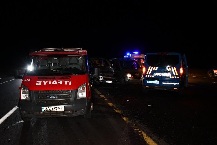 <div>Meydana gelen kazada 2 kişi olay yerinde, 1 kişi kaldırıldığı hastanede hayatını kaybederken, 7 kişi de yaralandı.</div>
<div>İhbar üzerine olay yerinde çok sayıda sağlık, itfaiye ve jandarma ekipleri sevk edildi. </div>