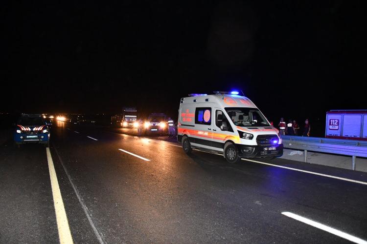 <p>Olay yerinde araçların çekilmesi sonrası, trafik akışı kontrollü olarak tekrardan başladı.</p>