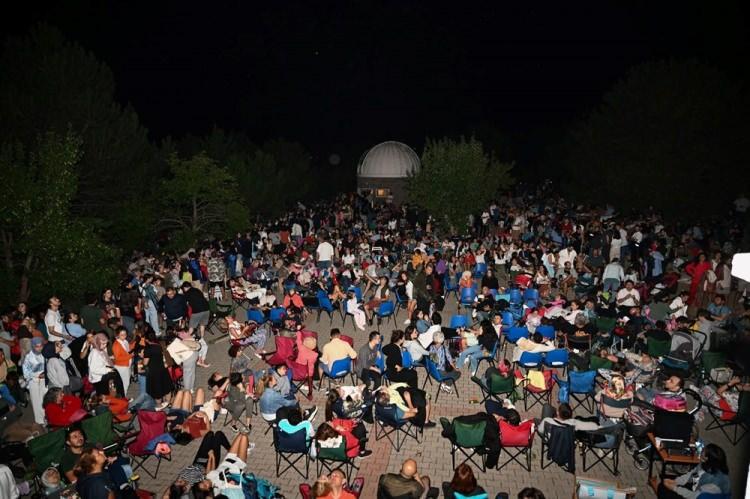 <div>ANKARA'DA RASATHANE'DE GÖKYÜZÜ TAKİBİ YAPILDI</div>
<div> </div>
<div> </div>
<div>Ankara Üniversitesi'nin İncek'teki rasathanede düzenlediği etkinliğe, gökyüzü meraklıları yoğun ilgi gösterdi.</div>
<div> </div>