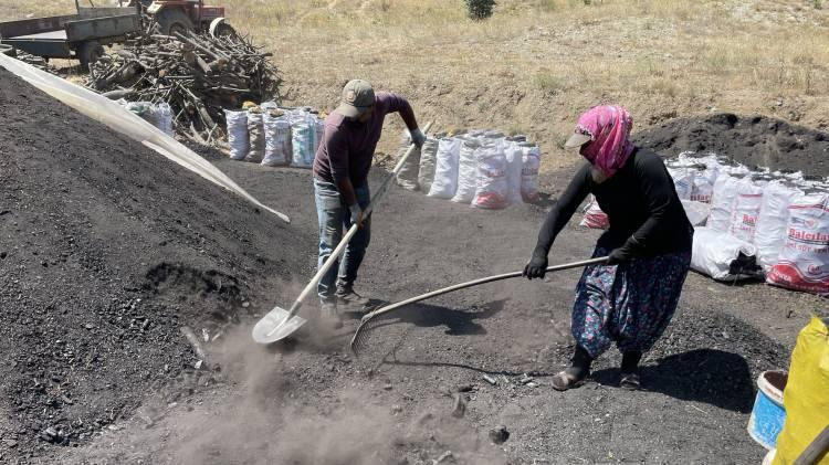 <p>Mangal kömürü işinde çalışmak için Osmaniye'den Yozgat'ın Sorgun ilçesine gelen 8 aile, 6 ay çalıştıktan sonra memleketlerine dönüyor.</p>
<p> </p>