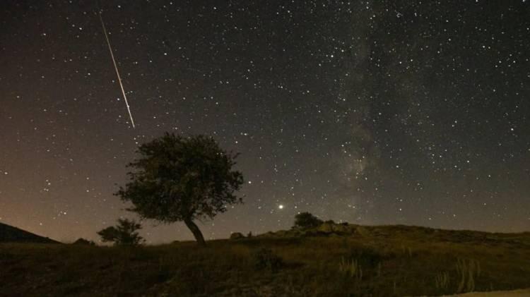 <p>Meteor takip sisteminin yaklaşık iki yıldır çalıştığını dile getiren Ünsalan, <strong>"Amacımız, bildiğimiz ya da bilemediğimiz birçok yeni meteor yağmurlarını keşfedebilmek. Atmosfere giren meteorların gözlemlerini düzgün bir şekilde yapabilmek ve aynı zamanda bilimsel olarak baktığımızda dünyayı savunma, gezegeni savunma anlamında da birçok veriye katkıda bulunmayı amaçlıyoruz."</strong> ifadelerini kullandı.</p>
