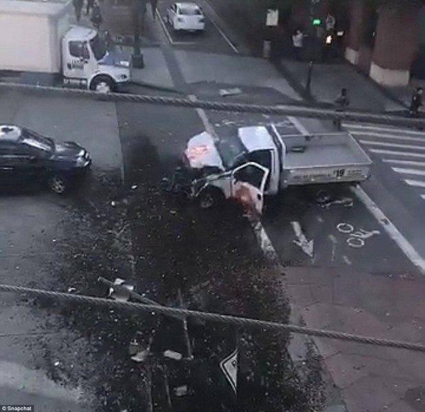 <p><br /> 18 Ağustos 2017: İspanya'nın Barcelona kentinde bir minibüs sürücüsü minibüsünü kaldırımda yürüyen yayaların üzerine sürdü. 14 kişi öldü, 100'den fazla kişi yaralandı.</p> 