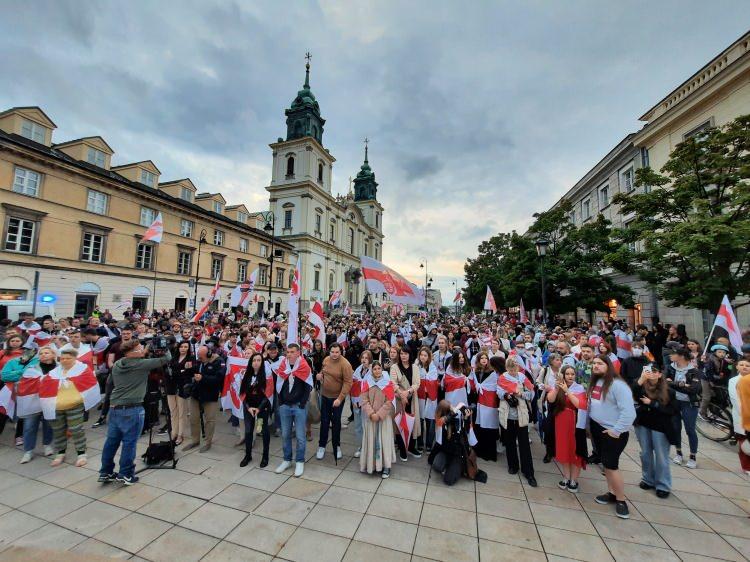 <p>Protesto gösterisine katılanlardan Artsiom Khatskevich İHA'ya yaptığı açıklamada devrime 3 yıl önce başladıklarını söyledi. Artsiom Khatskevich "3 yıl önce Lukaşenko oylarımızı çaldı, maalesef birçok Belaruslu ülkeyi terk etmek zorunda kaldı. </p>
<p> </p>