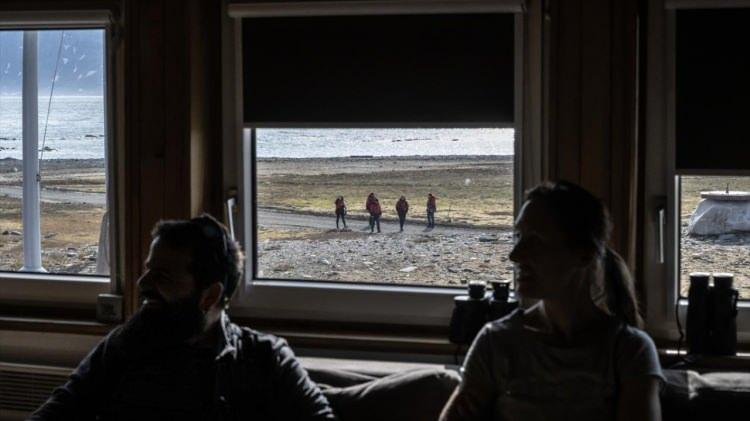 <p>Bilim ekibi, Svalbard Adası üzerinde bulunan Polonya`ya ait Polonya Kutup Araştırma İstasyonu`na da ziyarette bulundu. Ekip, istasyon yöneticisi Daniel Kepski`den bilgi alarak istasyonda bulunan laboratuvarlar, meteoroloji istasyonları ve sosyal alanları gezdi, alanda çalışma yapan bilim insanlarından bilgi aldı.</p>
