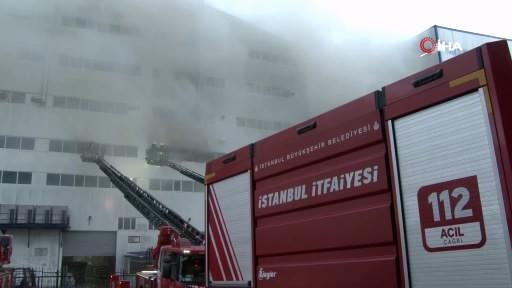 <p>Yangın, saat 05.00 sıralarında Arnavutköy Yassıören Mahallesi, Bayındır Caddesi, Akpınar Sanayi Bölgesi içinde bulunan 5 bin metrekare alana kurulu 4 katlı cam üretim fabrikasında meydana geldi. </p>
