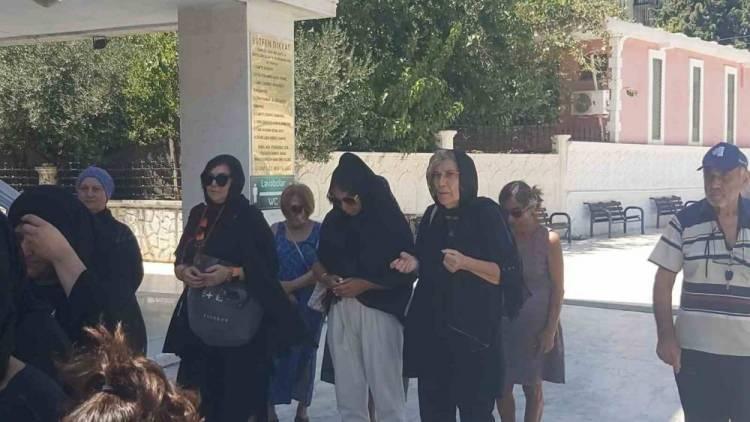 <p>Didim Merkez Camii&rsquo;nde &ouml;ğle namazını m&uuml;teakip kılınan cenaze namazının ardından &Ccedil;akmak&rsquo;ın cenazesi Denizk&ouml;y Mezarlığı&rsquo;nda defnedildi.</p>
