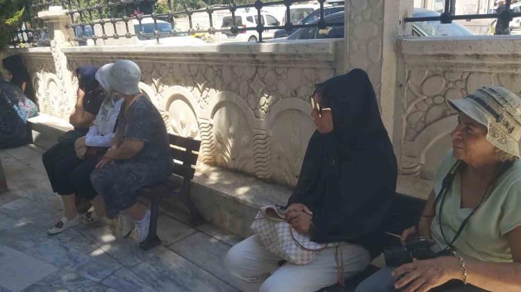 <p>Asena &Ccedil;akmak&rsquo;ın cenazede hayli &uuml;zg&uuml;n olduğu ve sık sık ağladığı g&ouml;r&uuml;ld&uuml;.</p>
