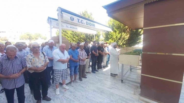 <p>Ayakta durmakta zorlanan Asena, &ldquo;Baba acısı ne diyebilirim ki, &ccedil;ok &uuml;zg&uuml;n&uuml;m&rdquo; ifadelerini kullandı. Asena ile annesi, cenazeye katılanların taziyelerini kabul etti.</p>
