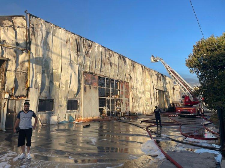 <p>Kısa sürede bölgeye Antalya Büyükşehir Belediyesi'ne ait itfaiye ekipleri sevk edildi. Fabrikanın gece vardiyasının olmaması nedeniyle yangından etkilenen çalışan olmazken 2 saatlik çalışmanın ardından yangın söndürüldü.</p>
