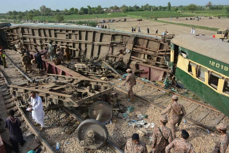 <p> Pakistan’ın Sind eyaletindeki Navabşah kenti yakınlarında dün raydan çıkan yolcu treninde hayatını kaybedenlerin sayısı 30’a, yaralıların sayısı ise 64’e yükseldi.</p>
