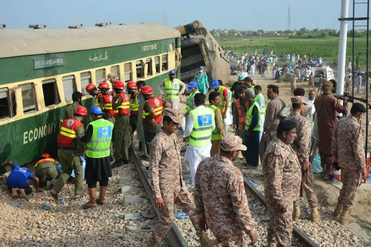 <p>Ravalpindi’den Karaçi’ye sefer yapan 19 vagonlu yolcu treni Navabşah kenti yakınlarında raydan çıktı.</p>
