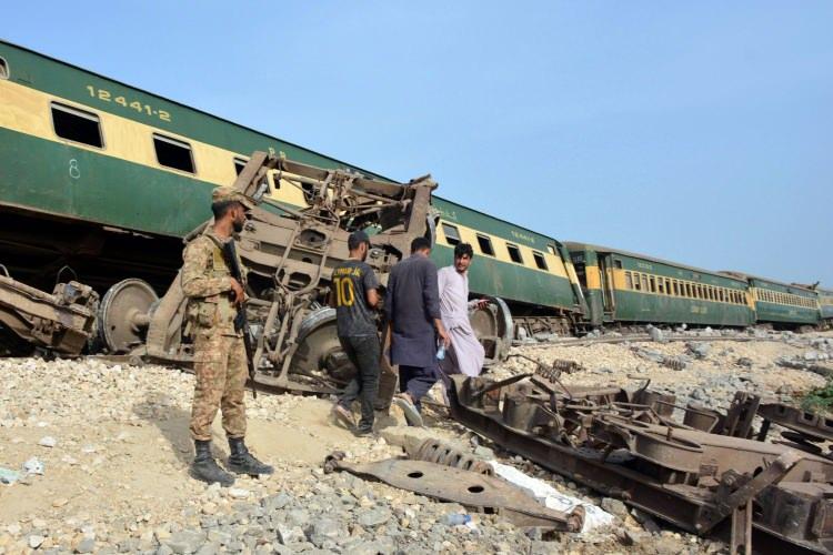 <p>Pakistan Demiryolları Bakanlığı, kazada hayatını kaybedenlerin sayısının 30’a, yaralı sayısının ise 64’e yükseldiğini duyurdu. Kazanın nedenine ilişkin henüz açıklama yapılmadı.</p>
