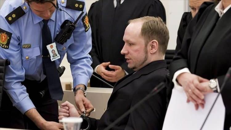 <p>BREİVİK DE 'YALNIZ KURT'TU<br /> İzini kaybettiren, tanımlanması zor ve öngörülemez olan teröristlere verilen isimlendirme olan "Yalnız Kurt"ların en bilindik isimleri arasında, 2011'de Norveç'te çoğu çocuk 77 kişiyi öldüren aşırı sağcı terörist Anders Behring Breivik geliyor. Breivik, cinayeti işletiği gün internette yaklaşık bin 500 sayfalık bir manifesto yayınlayarak, eylemlerinin Avrupa'yı ele geçirmekte olan İslam'a karşı bir sözde savunma olduğunu ileri sürmüştü.</p> 
