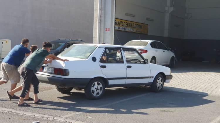 <p><strong>Uzun yola çıkan sürücüler, tesisatını, yağını, suyunu ve motorunu kontrol etmelidir. Neticede araçlar canımızı taşıyor. İşleri yoksa sıcak saatlerde çıkmamaları lazım. Araç daha da sıcak oluyor. Dış sıcaklık var; 90 derece de motor sıcaklığı olunca ister istemez kablolar yanıyor. Tesisat çürümesi ve bantların erimesi var</strong>" dedi.</p>