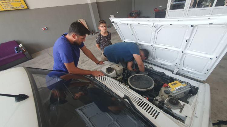 <p><strong>Bunu yaptırmayınca sonradan yüksek maliyet ve masraf çıkıyor. Sigorta arasına tel atılıyor, marş dinamosu, elektrik kablosu ısınıyor. Bundan dolayı araç yanmaları ortaya çıkıyor. Tesisatlarımızda, araçların üzerinde görünen yanmaz bant veya kılıf kullanılması lazım. Bu müşteriden de kaynaklanıyor. Bir oto tesisatını düzgün yaptırmak epey maliyetli. Sürücüler, 'Normalden bantlayalım' diyor. Sıcak da normal bantları eritiyor. Araç yanmaları ortaya çıkıyor.</strong></p>