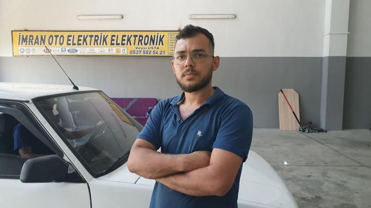 <p><span style="color:#B22222"><strong>'GÖRÜNMEZ YANMAZ BANT VEYA KILIF KULLANILMASI LAZIM'</strong></span></p>
<p>Oto elektrik ustası Mahmut Çakmak da daha çok yaşlı otomobillerin kendisine getirildiğini vurgulayarak, "<strong>Bunun sebebi aracın tesisatının zamanla ısınıp, soğuyarak çürümesinden kaynaklıdır. Tesisat onarımı ve bakımı zamanında yaptırmak lazım.</strong></p>