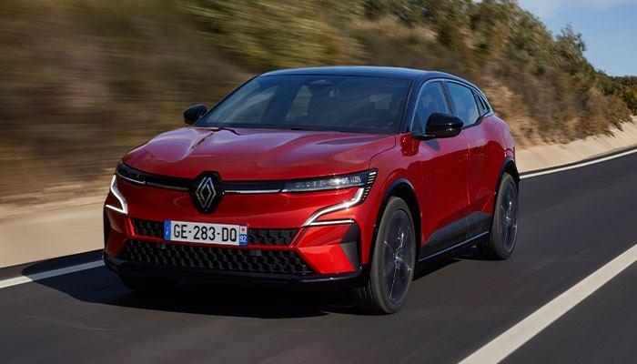 <p>Megane E-Tech %100 Elektrikli, 160 kW güç ve 300 Nm tork üreten elektrikli motoru ve maksimum menzilin elde edilmesini sağlayan dört seviyeli rejeneratif fren sistemi ile elektrikli araç sürme keyfini yeni bir zirveye taşıyor. </p>
<p> </p>