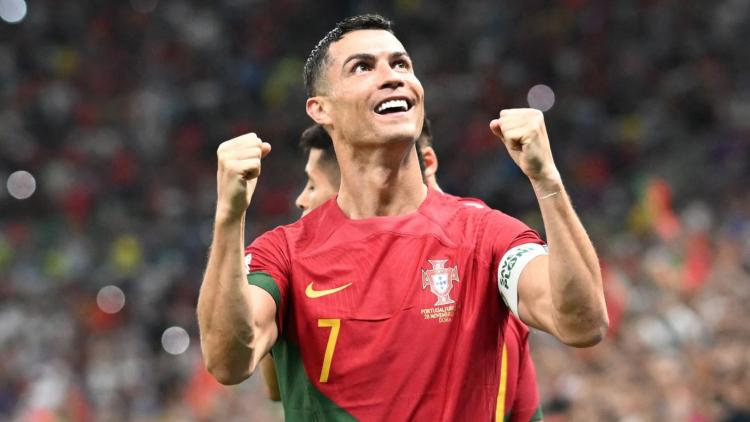 <p>Sosyal medyayı aktif kullanan ünlüler arasında yer alan Dünyaca ünlü futbolcu Cristiano Ronaldo Instagram'da 600 milyon takipçiye ulaşan ilk kişi oldu. </p>
