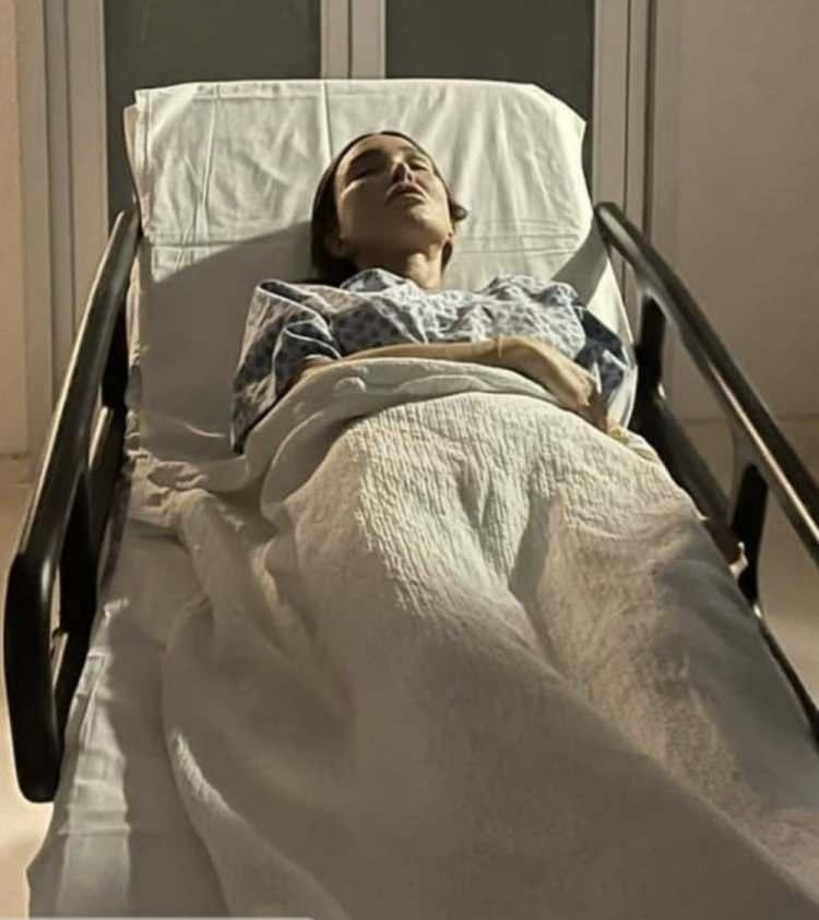 <p>"ÇEKTİĞİM SÜRECİ GÖRÜN, ÖZENMEYİN"</p>

<p> </p>

<p>"Kısacası sevgili hanımlar, diyorsunuz ya 'Çok zayıfsın' diye; kilo bu kadar alabiliyorum. Bağırsaklarda doğru dürüst emilim yok, organlar beslenemiyor; ben de öyle... Aman sakın bağırsaklarınıza dokunmayın. Özenmeyin, ben hala çekiyorum, arıza kalıyor. Balık etli olmak çok daha güzel... Sakın yaptırmayın."</p>

<p> </p>

<p>"Ve hekim seçimi de çok önemli, bunu da iyi araştırın. Şimdi mideme bakacaklar bayıltıp, öğleden sonra çıkacağım. Merak edilecek bir şey yok, hocamın kontrolündeyim. Sadece çektiğim süreci görün, özenmeyin istedim. Kaç yıldır böyleyim biliyorsunuz. Sevgiler..."</p>
