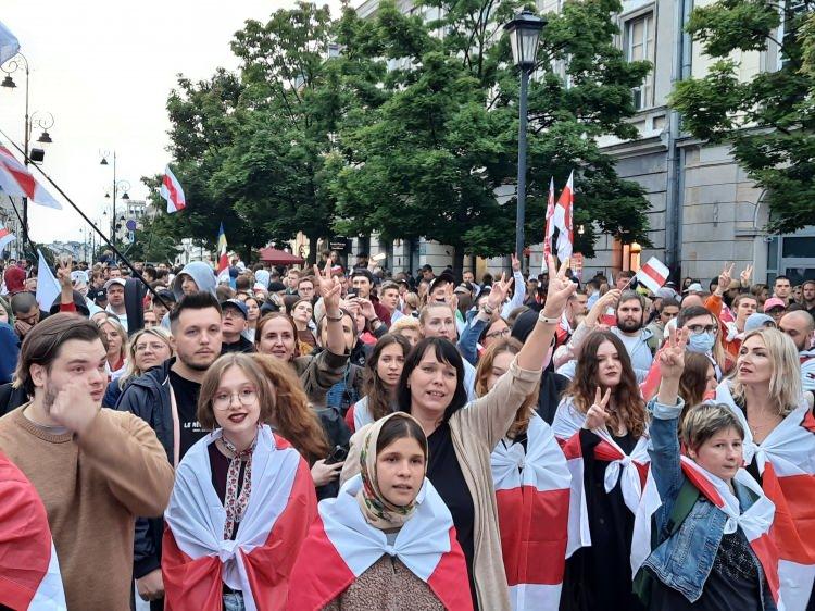 <p>Ülkeye özgürlük ve demokrasi getirme amacından asla vazgeçmeyeceklerini belirten konuşmacılar, Polonya'ya da kendilerine kucak açtığı için teşekkür etti. Marş ve şarkıların da söylendiği miting esnasında sık sık Ukrayna ile dayanışma sloganları atıldı.</p>
