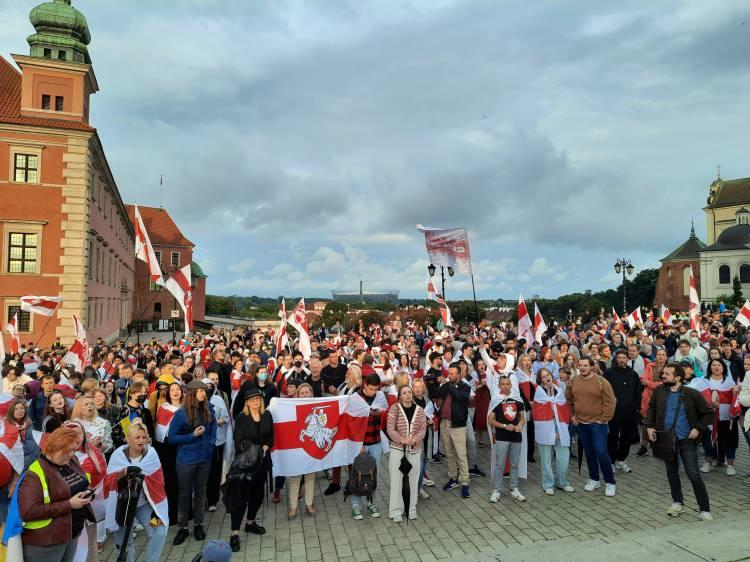 <p>Polonya'da yaşayan Belaruslular, Belarus cumhurbaşkanlığı seçimlerinin üçüncü yıl dönümü dolayısıyla protesto gösterisi düzenledi. Sık sık Belarus Devlet Başkanı Aleksandr Lukaşenko aleyhine sloganların atıldığı gösteriye yaklaşık 2 bin kişi katıldı.</p>
