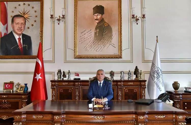 <p>Aziz Yıldırım'ın Trabzon Valiliği'ne atanmasının ardından sosyal medyadaki o tepkilerden bazıları...</p>