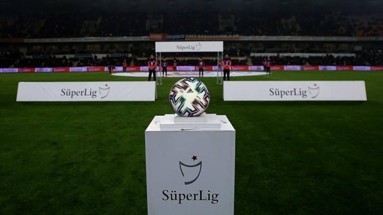 <p>Anadolu takımlarından birini destekler misin?</p>
<p>Türkiye’de futbol ortamının değişip daha iyiye gidebilmesi için futbolun tüm paydaşlarının elinden geleni yapması gerekiyor. Futbolun en büyük paydaşı ise hiç kuşkusuz taraftarlar. Peki, taraftarlar Türkiye’de futbol ortamının değişmesi için 1 sezonluğuna bile olsa Anadolu takımlarını desteklemeye sıcak bakıyor mu?</p>
<p>Her 10 kişiden 7’si Anadolu takımlarından birini desteklemeyi kabul ediyor. 3’ü ise tuttuğu takımdan başkasını desteklemeyeceğini ifade ediyor.</p>
<p> </p>
