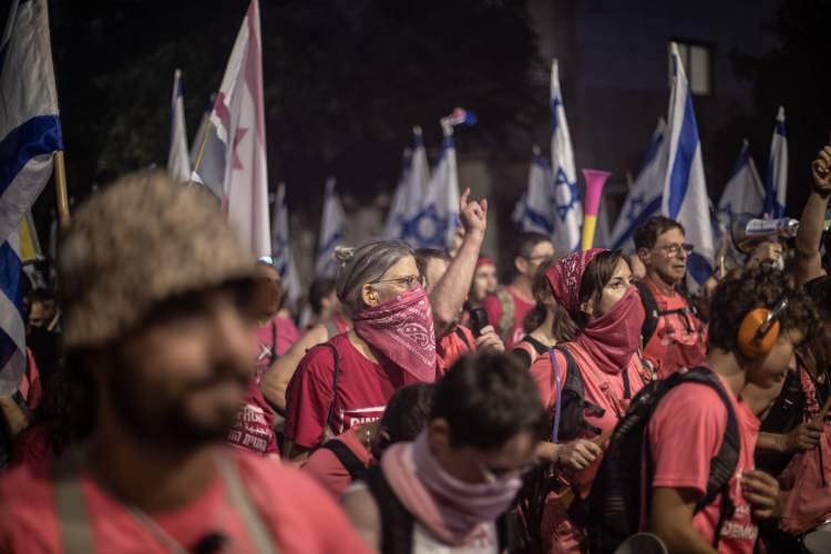 <p>Emekli komutanlar, sanatçılar da ülkenin farklı noktalarında düzenlenen gösterilere katıldı.</p>