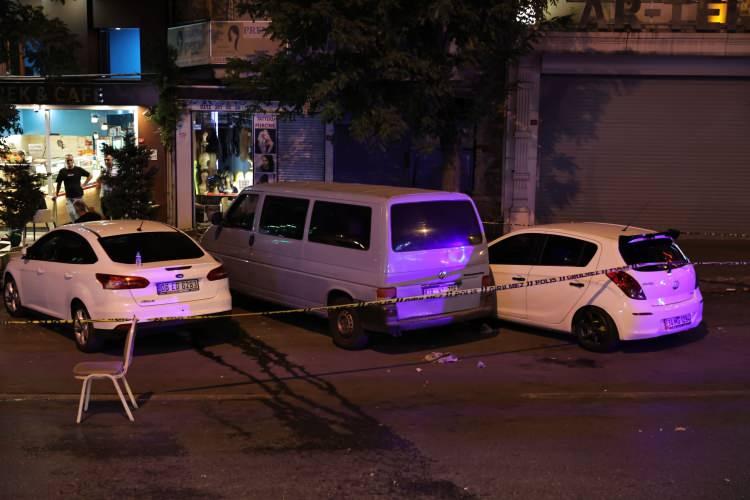 <p>İstanbul Beyoğlu'nda motosikletli kişi ya da kişilerce düzenlenen silahlı saldırıda 1 kişi öldü, 1 kişi yaralandı.</p>
