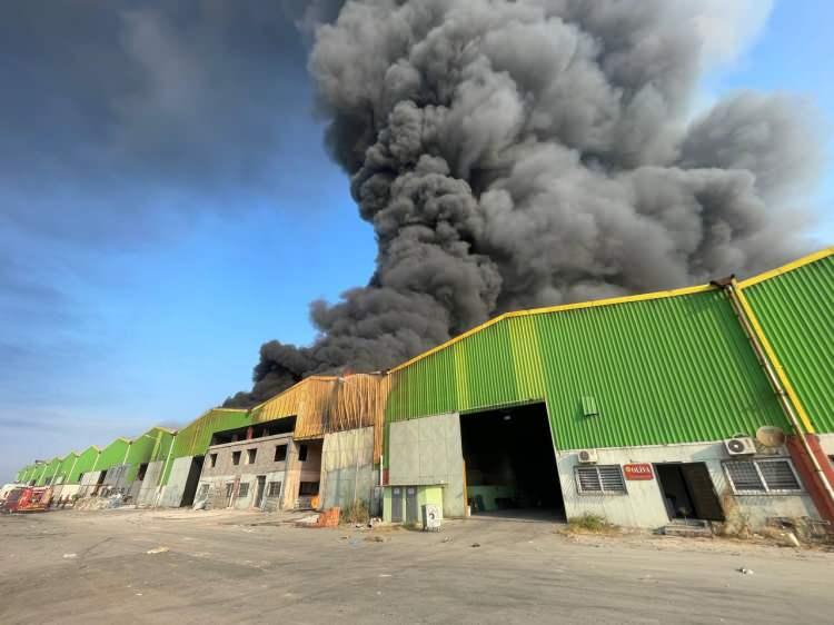 <p>Yangın, saat 06.00 sıralarında merkez Seyhan ilçesi Sarıhamzalı Mahallesi'nde yer alan sanayi sitesindeki bir geri dönüşüm fabrikasında çıktı.</p>
