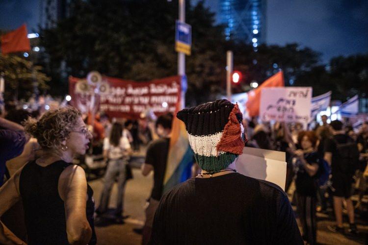 <p>Başbakan Netanyahu, 27 Mart'ta, ülke çapında giderek artan kitlesel protestolara ve grevlere neden olan yargı düzenlemesini ertelediğini açıklamış ancak 2023-2024 bütçesinin mayıs sonunda Meclis'ten geçmesinin ardından yargı düzenlemesini tekrar gündeme getireceklerini duyurmuştu.</p>
