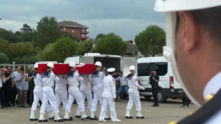 <p>Zonguldak’ın Kozlu ilçesinden olan 28 yaşındaki Piyade Uzman Çavuş Mustafa Sezer için, bugün sabah saat 08.30`da Hakkari`nin Otluca ilçesinde Dağ ve Komando Tugay Komutanlığı önünde Birlik Uğurlaması yapıldı.</p>