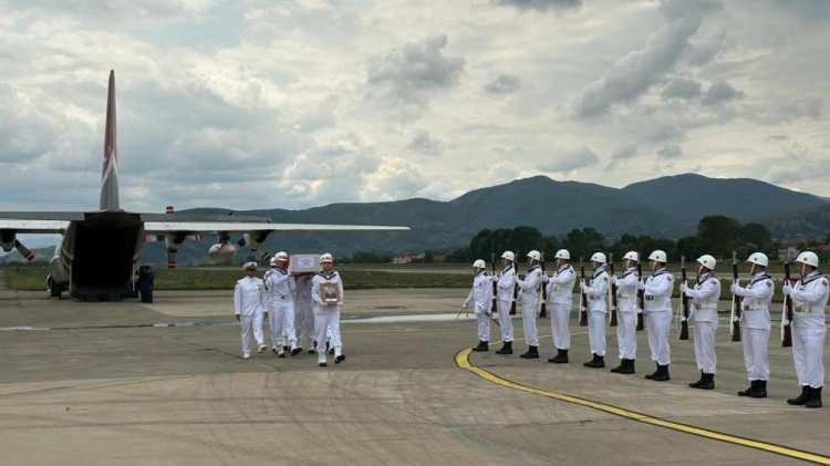 <p>Akabinde saat 09.00`da ise Yüksekova Selahattin Eyyubi Havalimanı`nda resmi uğurlama töreni ile cenazesi saat 13.00 sıralarında Zonguldak Havalimanı’na getirildi.</p>